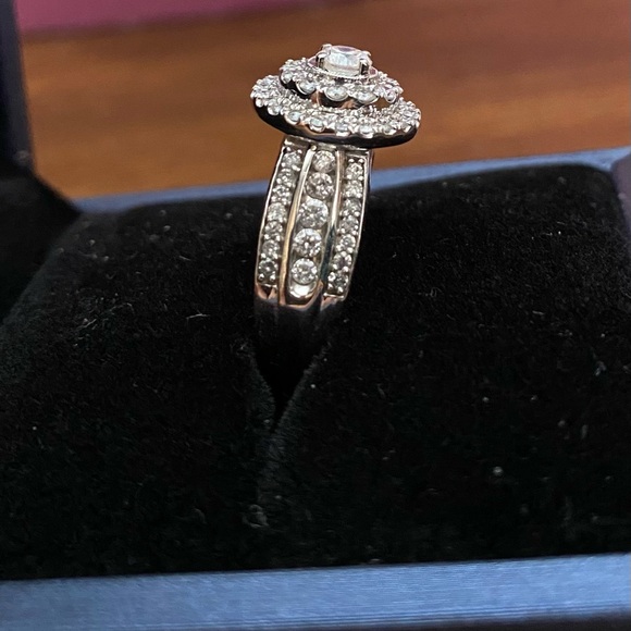 10k white gold, diamond ring. Size 7, 1.26 cwt
Stunning! SIZE 7 - Picture 2 of 9